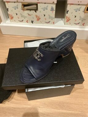 CHANEL Navy Quilted Leather Slide Mule with Silver CC Logo (+box/dust bags)
